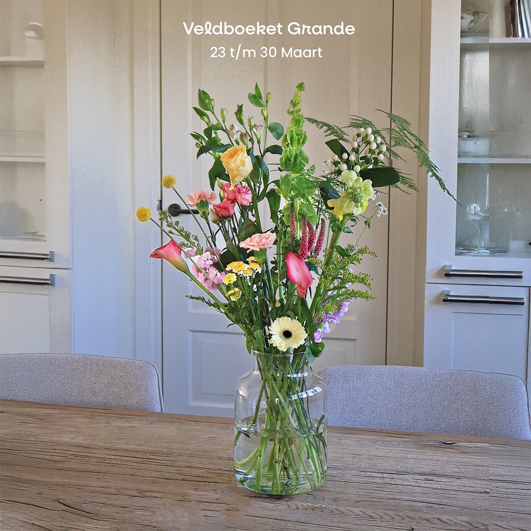 boeket op tafel vierkant