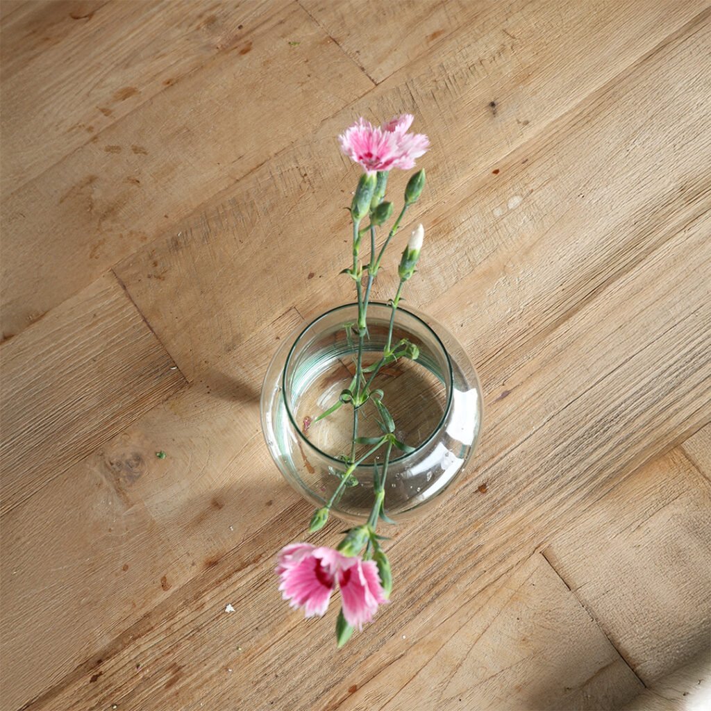 2 stelen kruislings bloemschikken