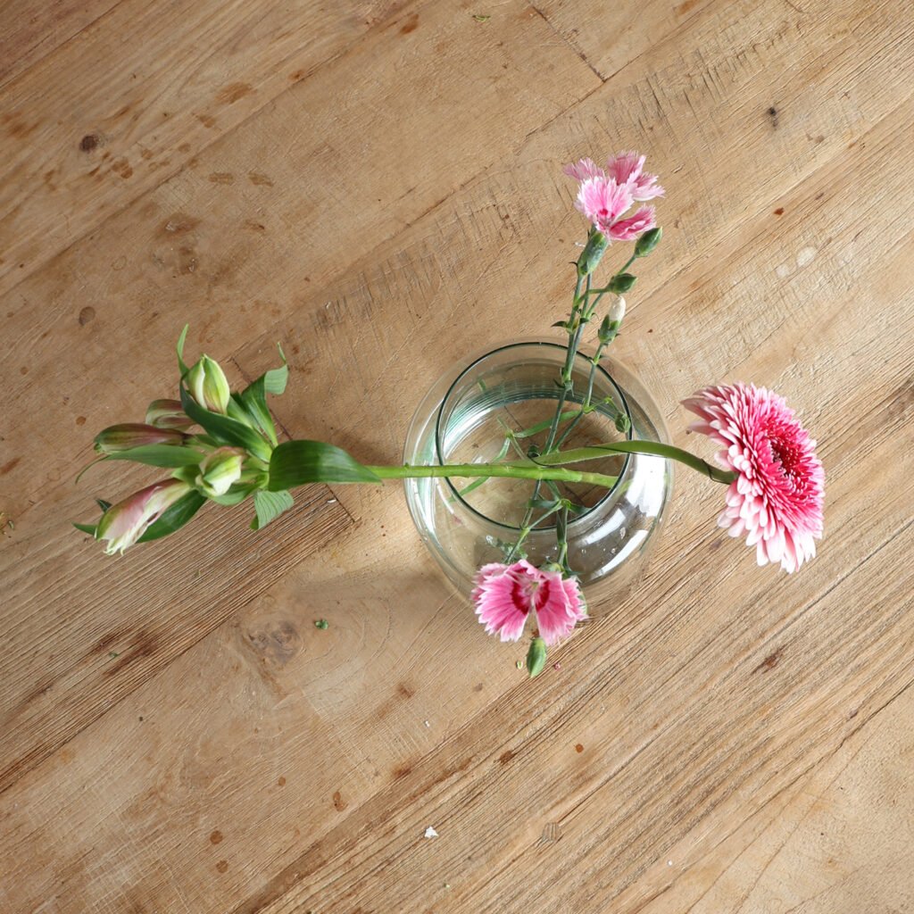 4 stelen kruislings bloemschikken