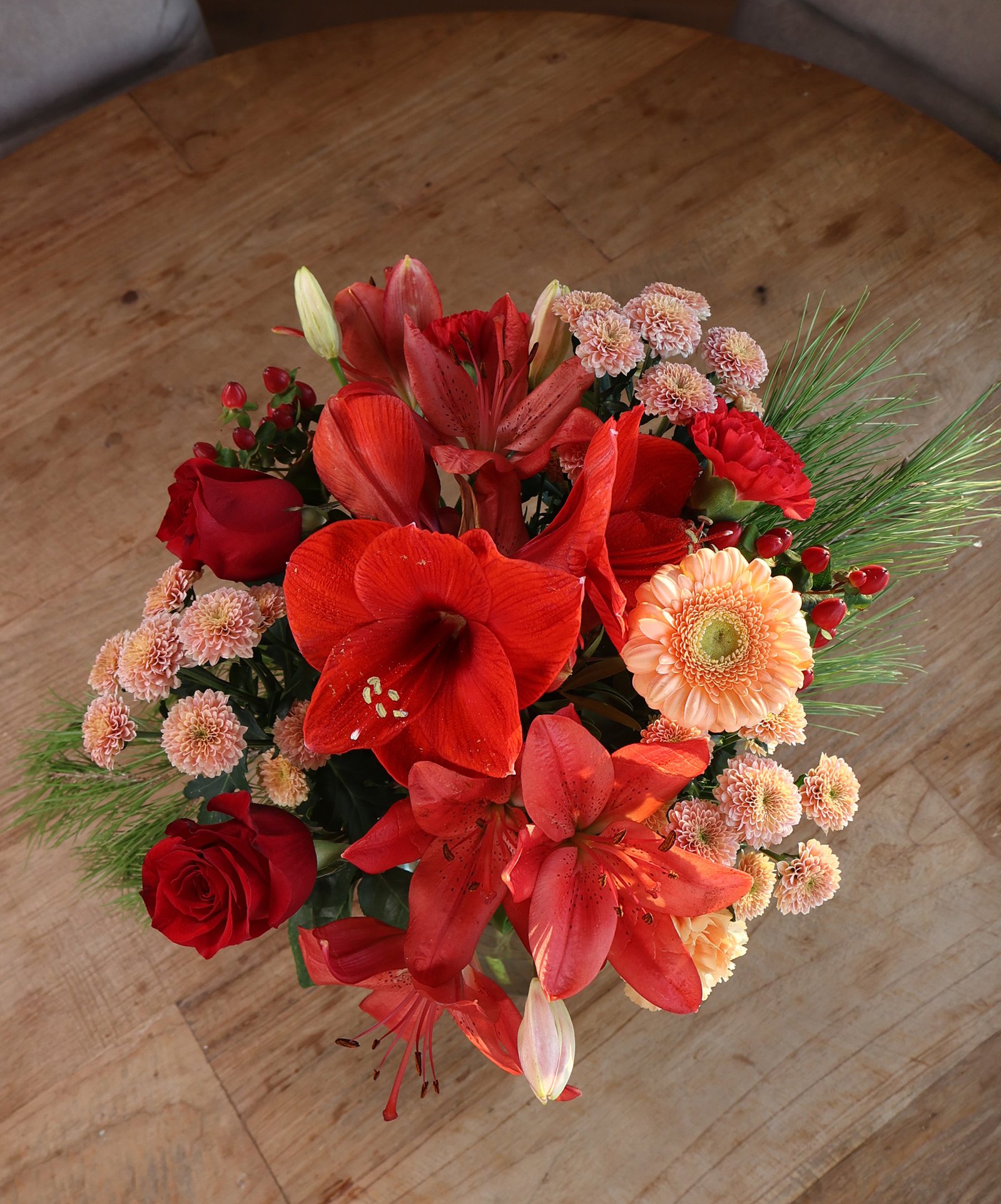 klassiek kerstboeket op tafel