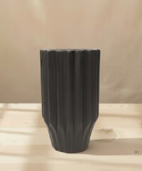 moderne zwarte ribbelvaas